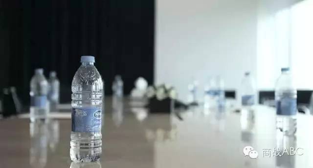 最成功的矿泉水包装营销：只卖半瓶水，销量却
