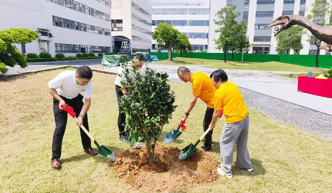 政企代表一同栽种佛山植物园特色茶花祖庙雕刻